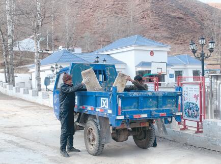 村民门口积雪半米深，一场冬日雪灾的见证