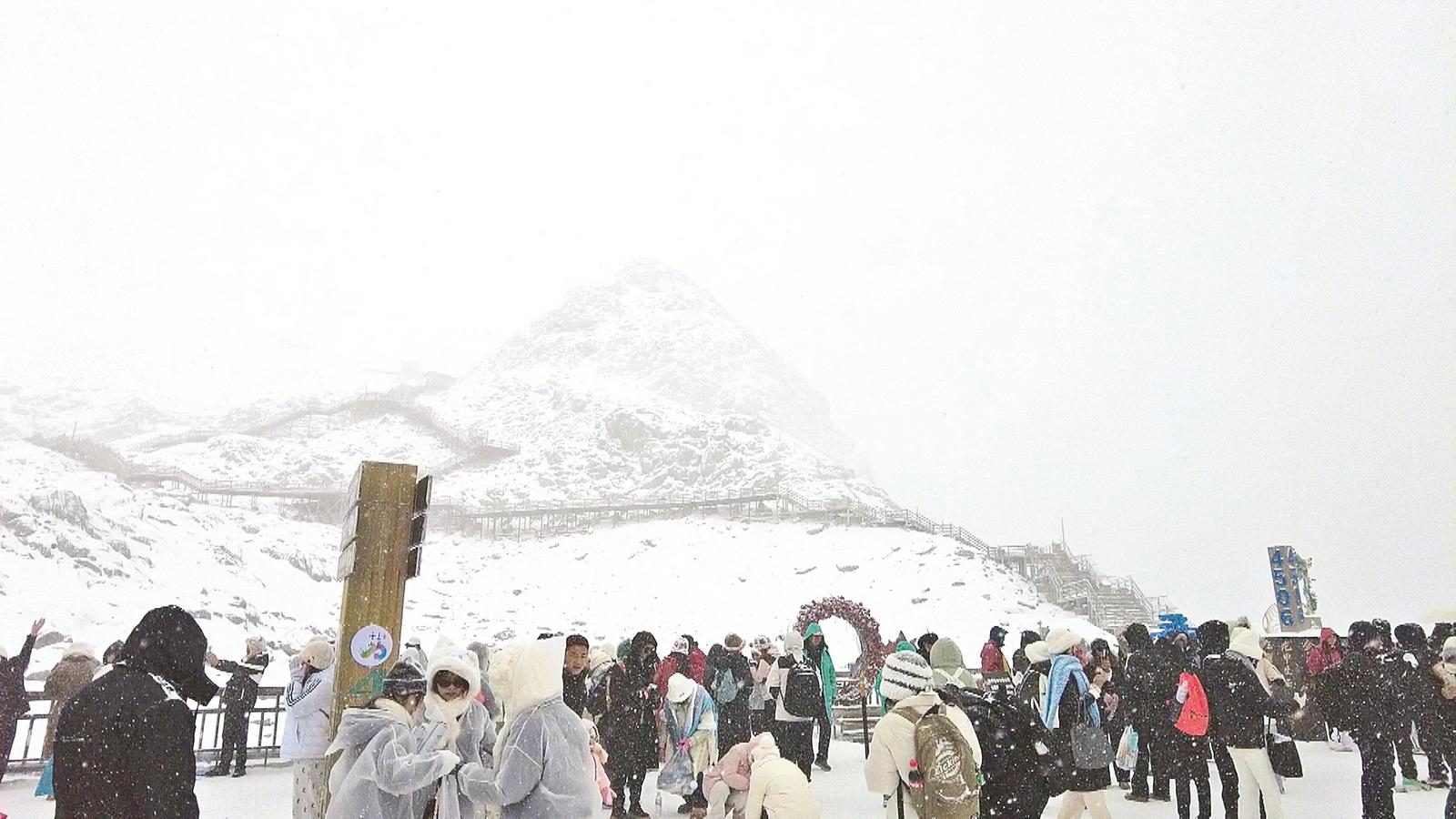 玉龙雪山大雪的拥堵现象，原因与应对之策