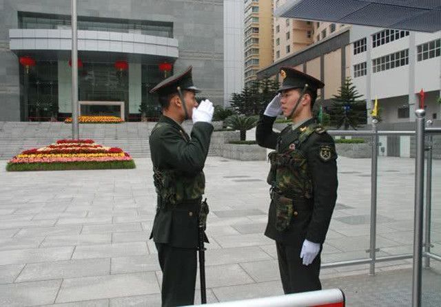 上厕所把孩子托付给武警？背后的故事引人深思