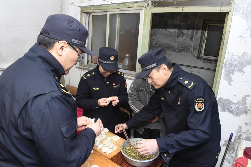 饺子曾依靠母亲微薄退休金生活，揭秘底层生活的艰辛与香港的真实面貌！内含深度报道。