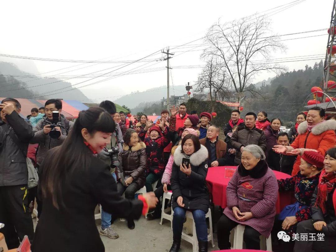 芬兰家人初体验四川杀猪坝坝宴，30桌流水席百人狂欢！咸甜烧白引爆味蕾，大学教授直呼，传统川菜太惊艳！