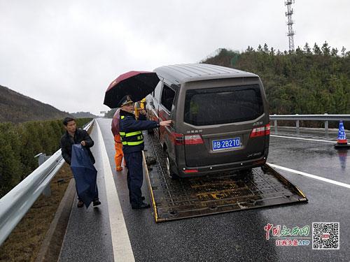 惊魂瞬间！面包车高速侧翻，暖心车友上演生死救援，结局令人泪目！