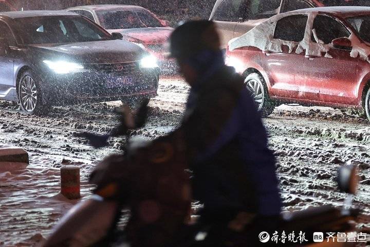 惊！济南暴雪封路，市民冒险绕行乡村小路，背后真相令人揪心！