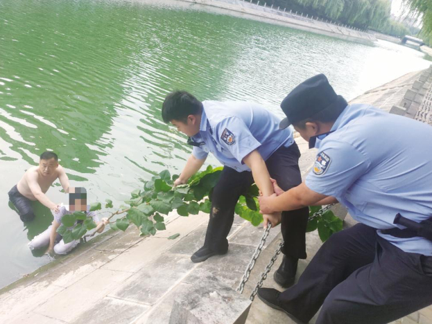 惊魂瞬间！民警踏青途中勇救落水女孩，生死10分钟感动全城