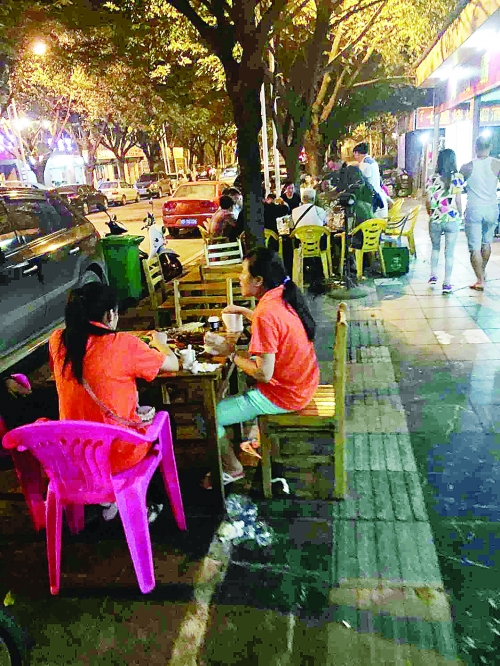 惊！三位花甲闺蜜深夜路边撸串，背后真相让人泪目！