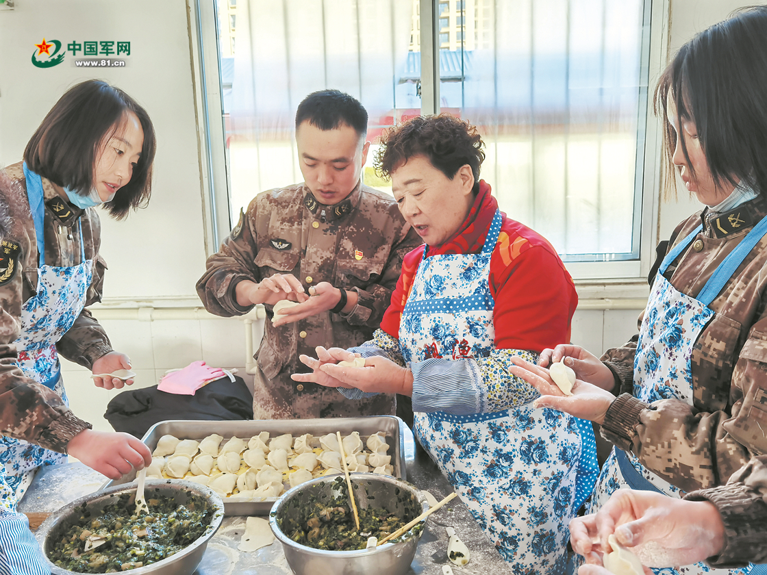 母亲包饺子送儿入伍